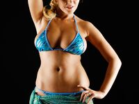 Teen Chikita muestra sus grandes tetas y poses sexys desnudas.