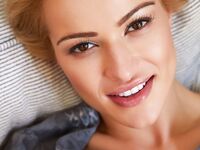 La belleza serbia Cherry Kiss juega con su coño mojado