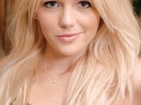 Teen dívka Holly odhaluje své malé kozičky