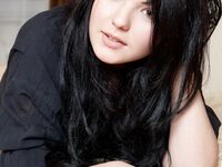 Baculatá holčička Debora ukazuje svou šťavnatou vagínu