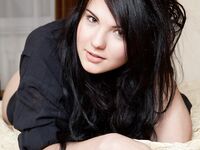 Baculatá holčička Debora ukazuje svou šťavnatou vagínu