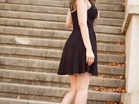 La británica Stella Cox posa en topless en la cama