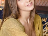 La hermosa bebé Leanisa muestra su culo redondo y sexy