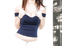 Amatérska kráska vyzlieka svoje sexi oblečenie