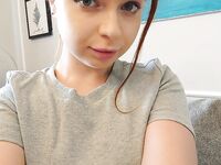 Hravá ryšavá amatérka ukazuje doma svoje malé prsia