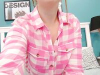 Hravá ryšavá amatérka ukazuje doma svoje malé prsia