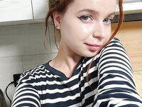 Hravá zrzavá amatérka předvádí doma svá malá prsa