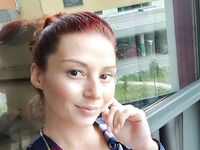 Zrzka ukazuje svá velká prsa a tetování při pořizování aktů