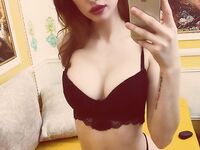 Sexy šprtka dráždí svým sexy zadečkem a pěknými přírodními prsy