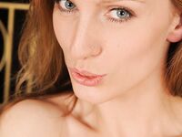 La delgada MILF rusa Olga Barz abre bien las piernas