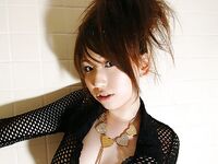 Asijská kočka Ai Sayama ukazuje svá velká prsa a velké bradavky