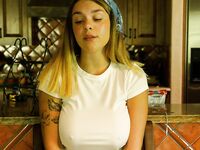 La bella Gabbie Carter posa en público