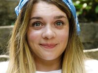 Krásna baba Gabbie Carter pózuje na verejnosti