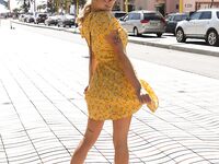 Sexi blondínka Gabbie Carter sa vonku blysne šťavnatými prsiami v pekných šatách