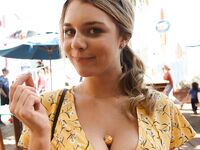 Sexi blondínka Gabbie Carter sa vonku blysne šťavnatými prsiami v pekných šatách