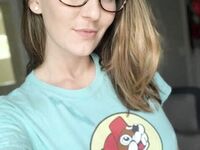 Nádherná kočka se sexy akty ukazuje její krásné kozy