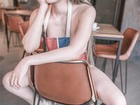 Japonská prsnatá baba vie, ako dostať sprepitné v kaviarni