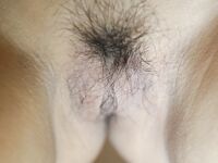 La hermosa asiática Hang muestra su coño peludo