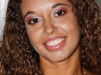 Dlhovlasá Fernanda ukazuje opálené línie bikín