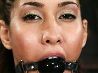 Latina otrokyně Isis Love se svázala a dráždit až do orgasmu