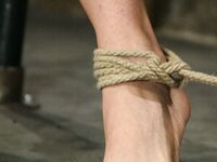 Esclava latina Isis Love atada y provocada hasta el orgasmo