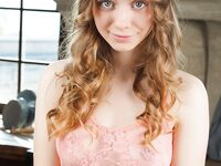 Siya shows off her sexy pussy