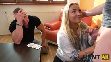 Prsatá MILF šuká před svým manželem