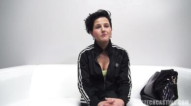 Short-haired amateur Simona shows herself naked at casting