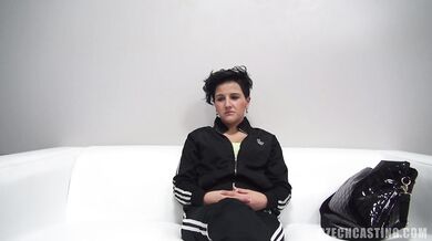 Short-haired amateur Simona shows herself naked at casting