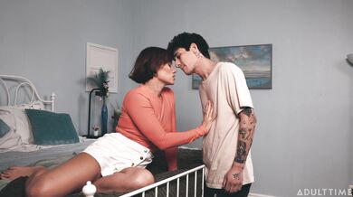 Nadržaná Kell Fire šuká kamaráta svojho syna