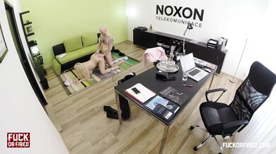 Blondynka Anioł Wicky ruchana w biurze w pracy