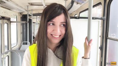 Průvodčí tramvaje dostane prachy za sex s cizím chlapem