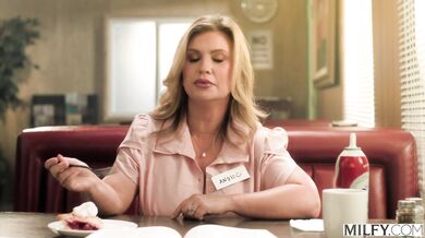 MILFY - Prsnatá blondínka MILF Andie Anderson nemôže odolať veľkému čiernemu peru