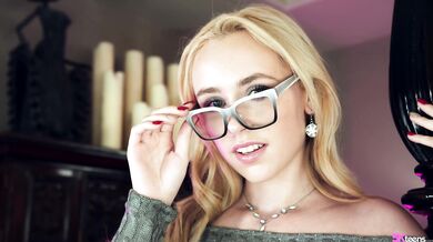 Candy White no tiene ningún problema en que se la metan por el culo